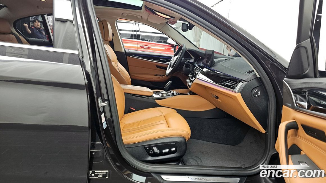 BMW 5-Series 520i Luxury, 2022