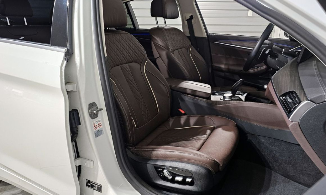 BMW 5-Series 530i Luxury, 2022