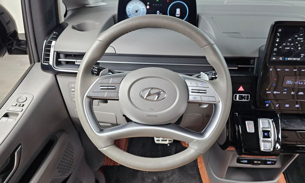 Hyundai Staria 4WD Lounge 7-Seater, 2024