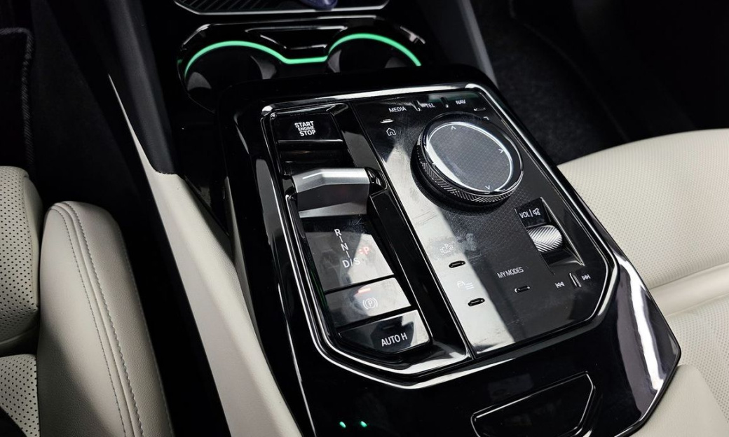 BMW 5-Series 520i, 2025