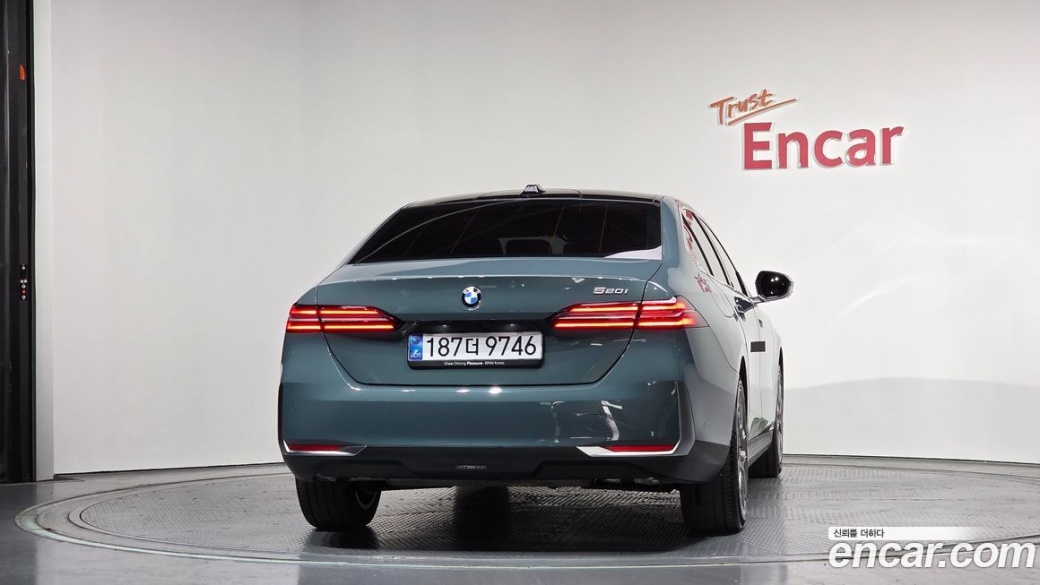 BMW 5-Series 520i, 2025