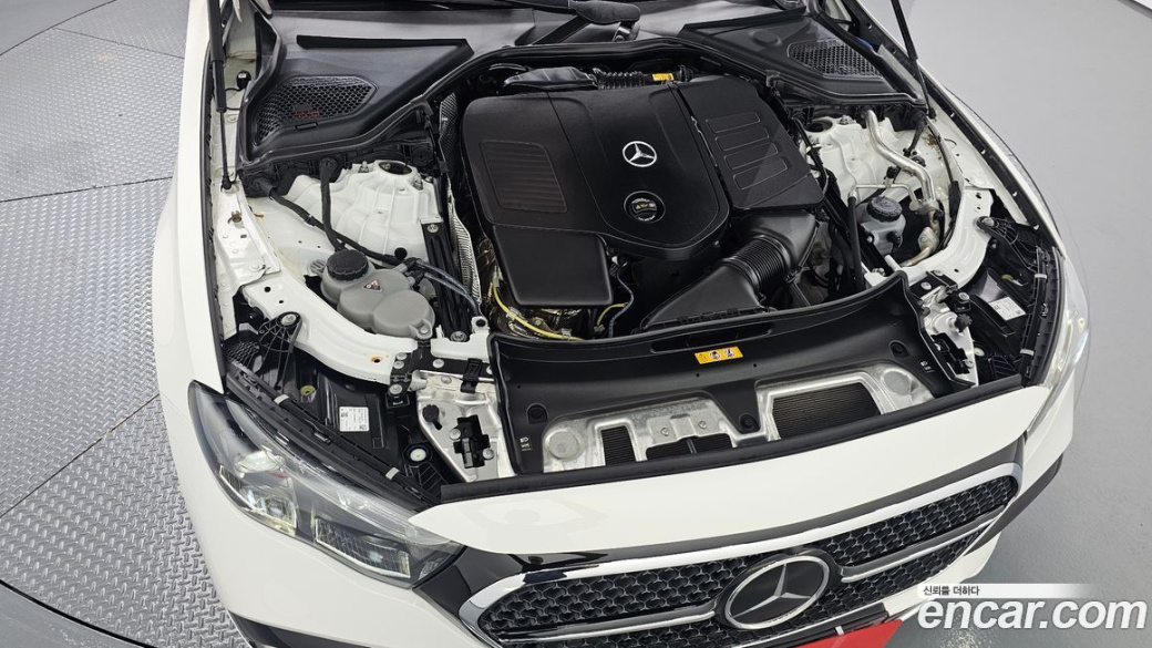 Mercedes-Benz E-Class E300 4MATIC AMG Line, 2024