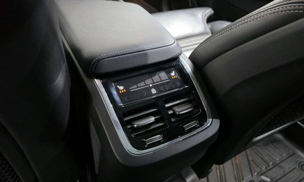 Volvo XC60 B6 R-Design, 2022