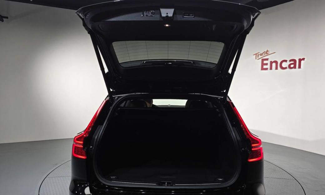 Volvo V60 B5 Ultimate AWD, 2023