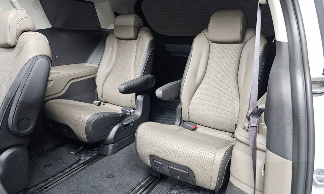 Kia Carnival 9-Seater Signature, 2025