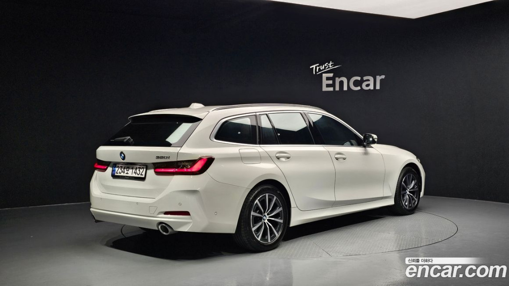 BMW 3-Series 320i Touring, 2024