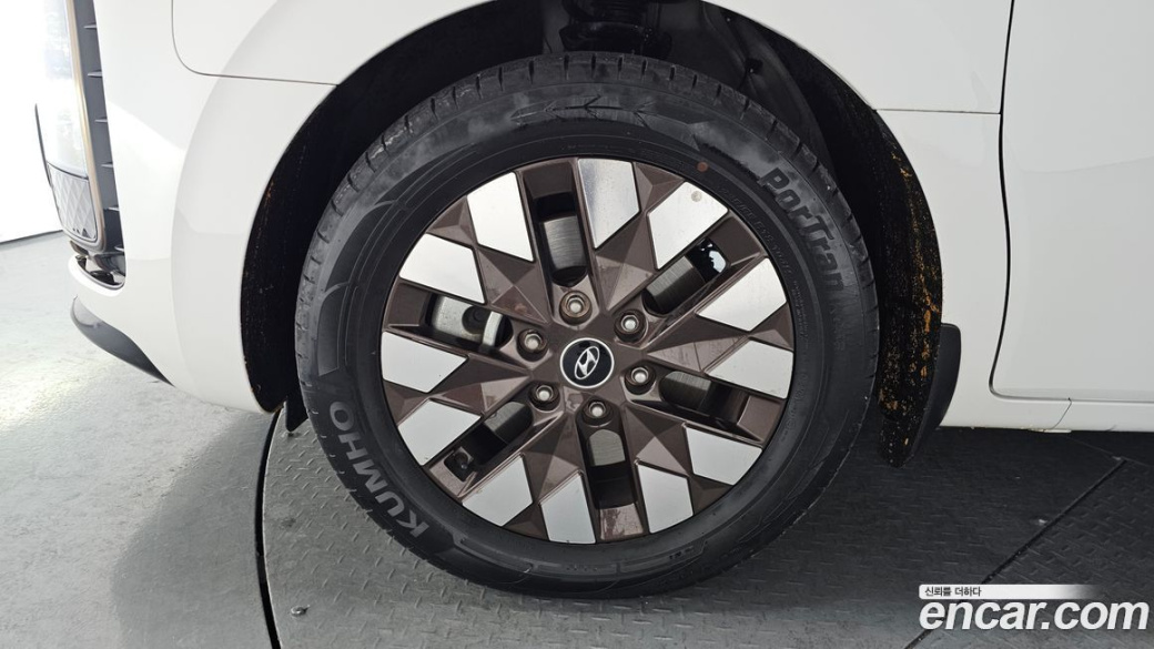 Hyundai Staria 4WD Lounge 7-Seater, 2022