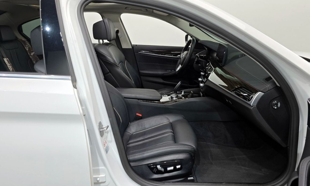 BMW 5-Series 520i Luxury, 2023