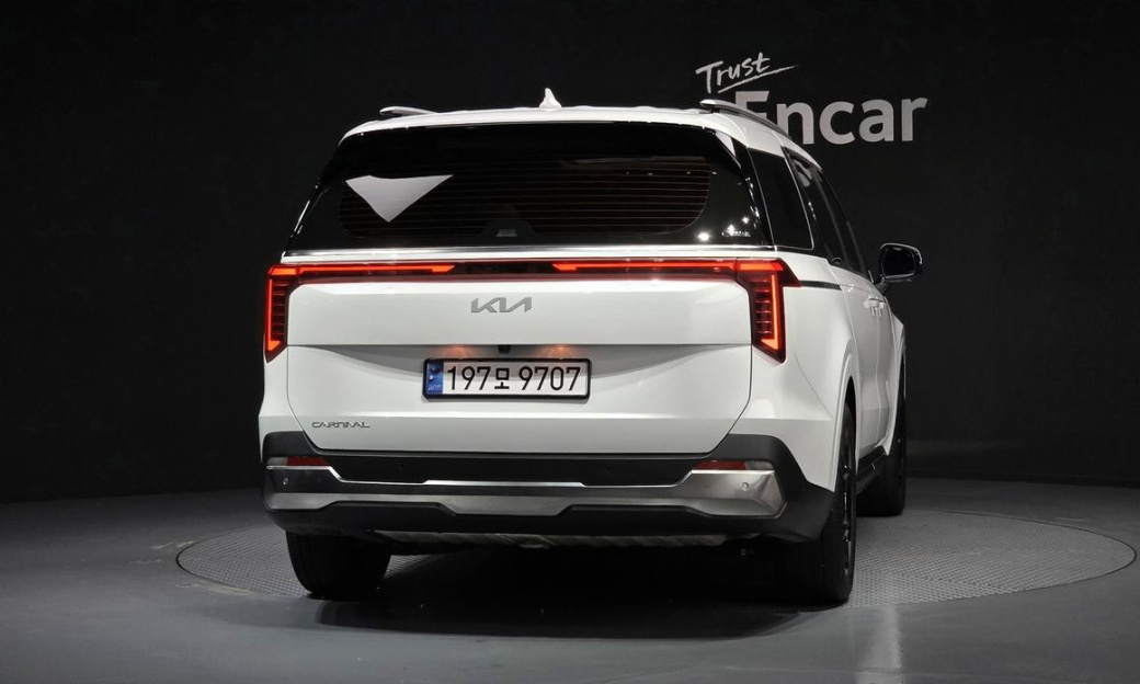 Kia Carnival 9-Seater Signature, 2024