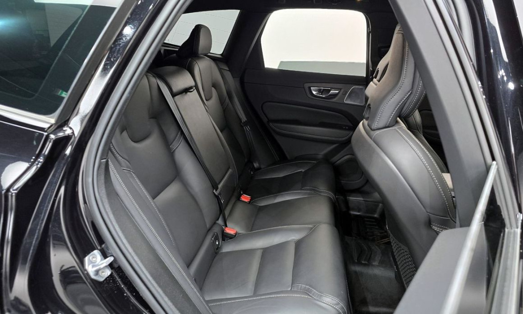 Volvo XC60 B6 R-Design, 2022