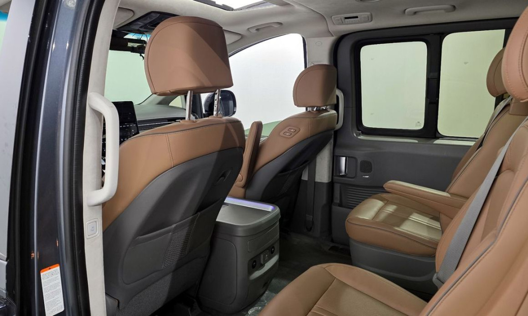 Hyundai Staria 4WD Lounge 9-Seater, 2022