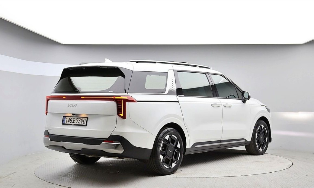 Kia Carnival 9-Seater Signature, 2024