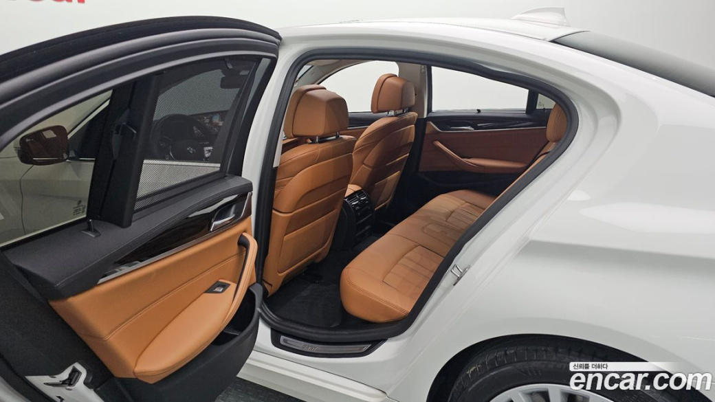 BMW 5-Series 520i Luxury, 2023