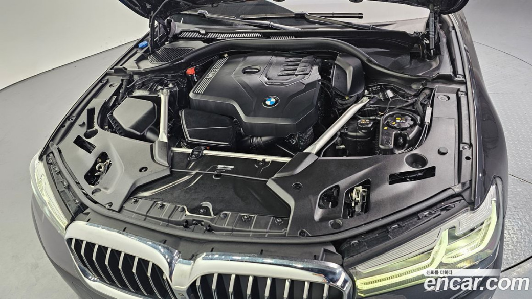 BMW 5-Series 520i Luxury, 2023