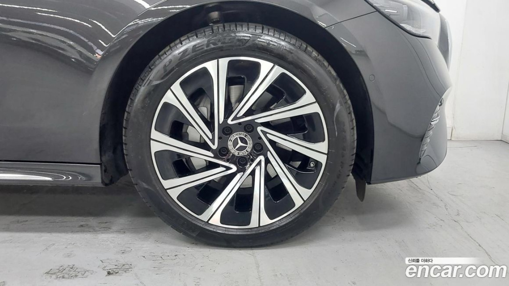 Mercedes-Benz E-Class E300 4MATIC Exclusive, 2025