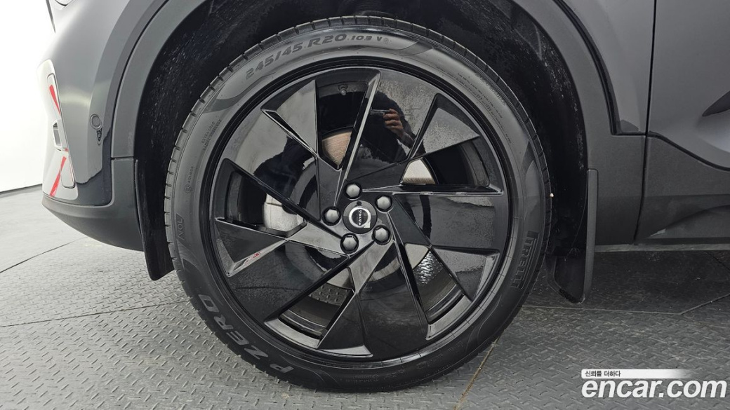 Volvo XC40 B4 Black Edition, 2025