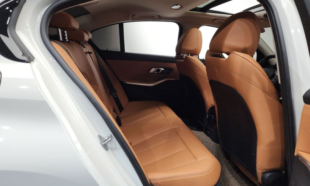 BMW 3-Series 320i, 2025