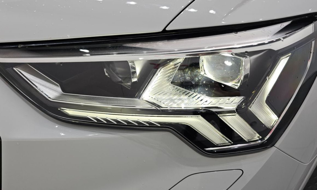 Audi Q3 35 TDI Premium, 2025