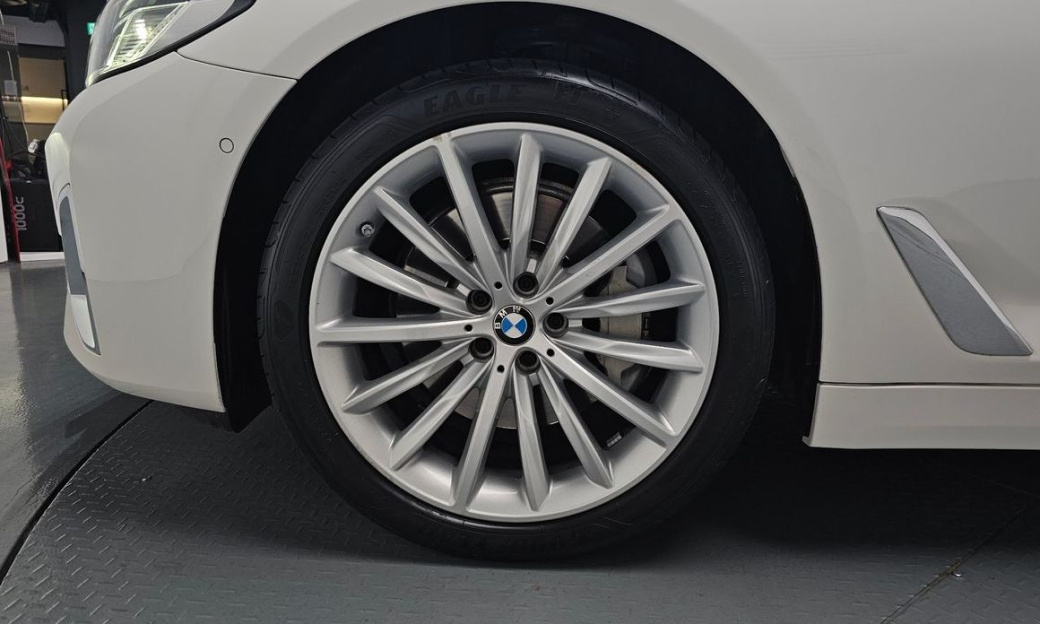 BMW 5-Series 530i Luxury, 2023