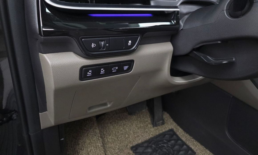 Kia Carnival 9-Seater Gravity, 2024