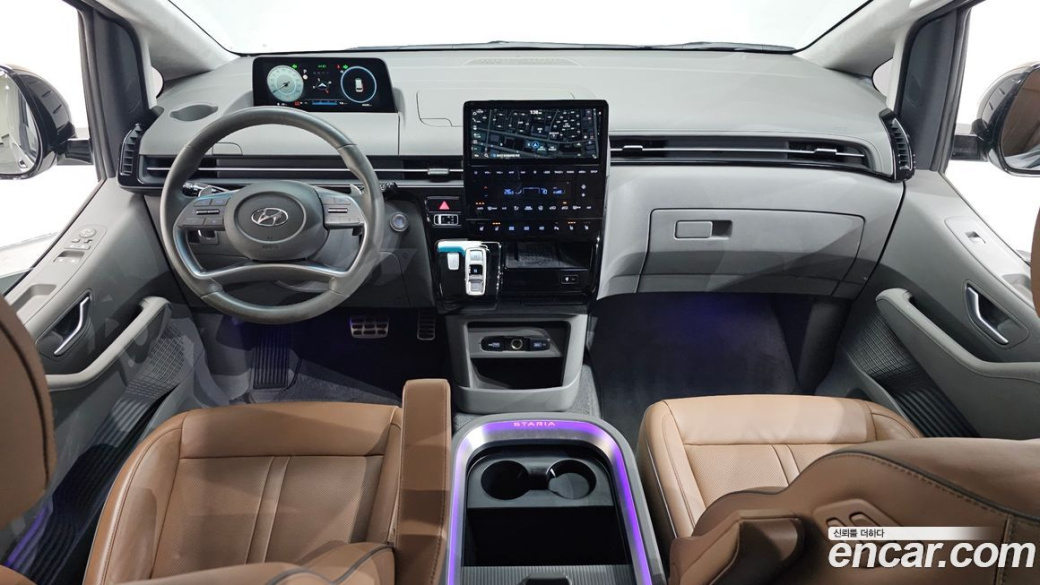 Hyundai Staria 4WD Lounge 7-Seater, 2022