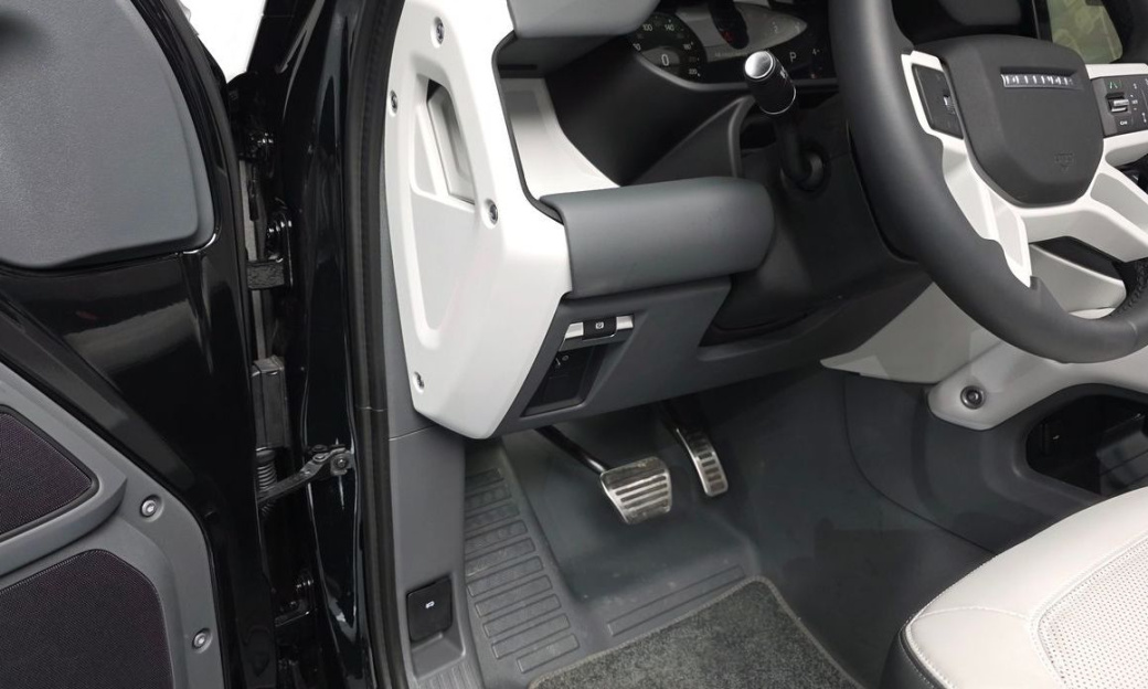 Land Rover Defender 90 D250 X-Dynamic SE, 2025