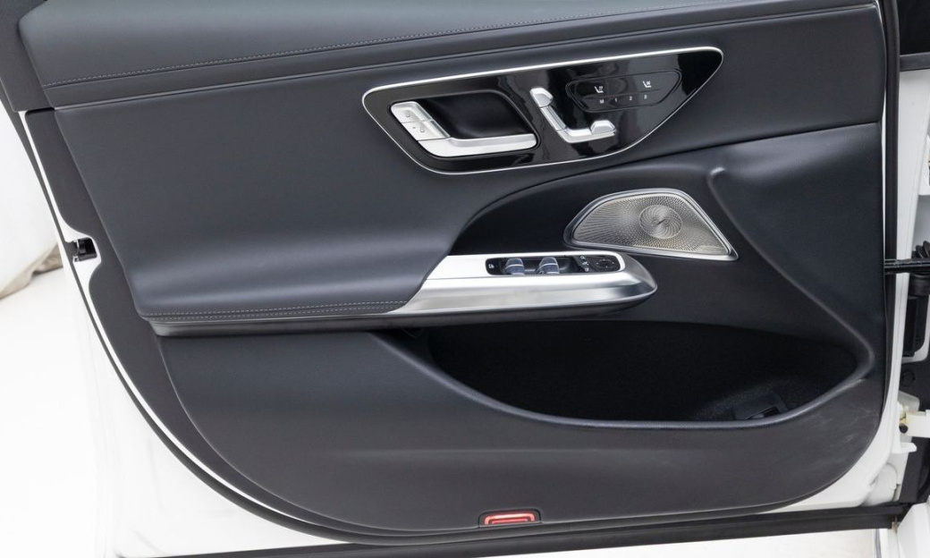 Mercedes-Benz E-Class E300 4MATIC Exclusive, 2025