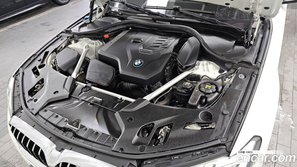 BMW 5-Series 520i Luxury, 2022