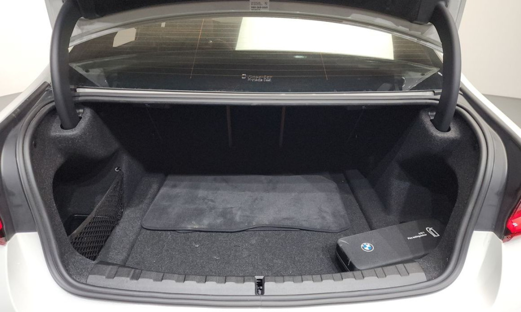 BMW 3-Series 320i, 2025