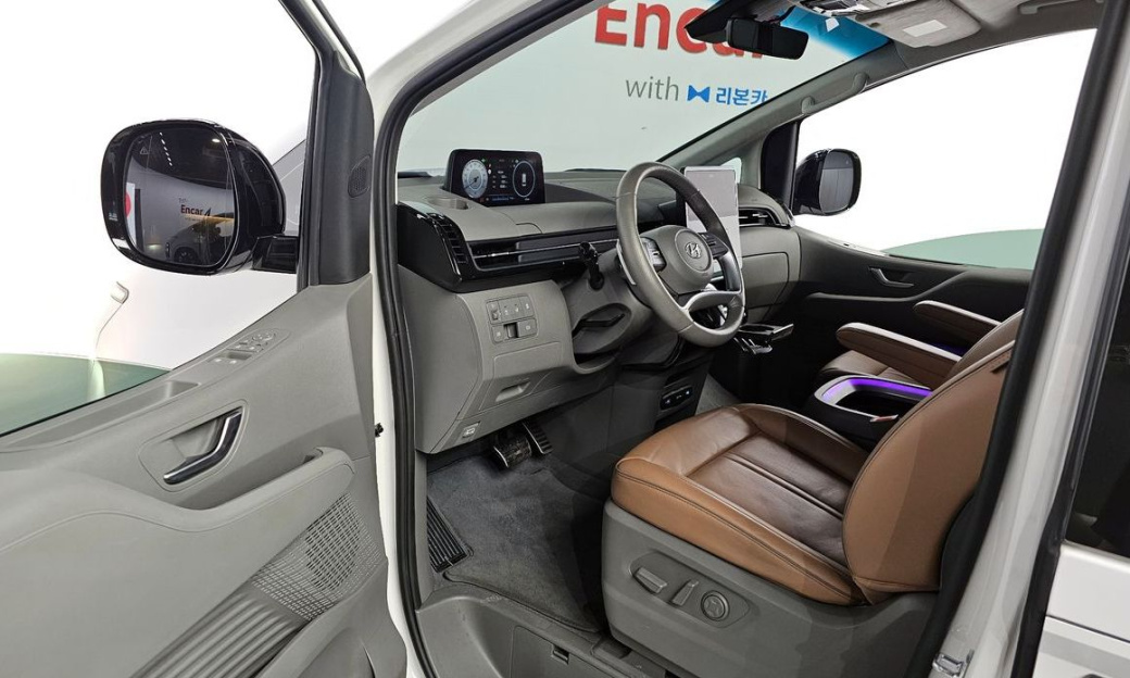 Hyundai Staria 4WD Lounge 9-Seater, 2024
