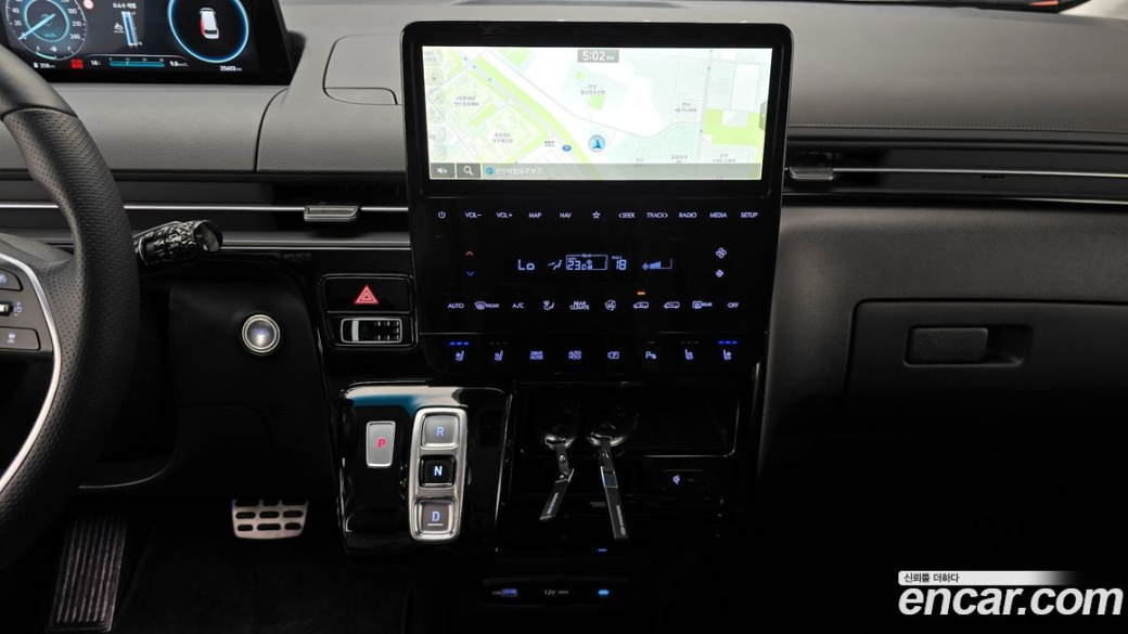 Hyundai Staria 4WD Lounge 9-Seater, 2025