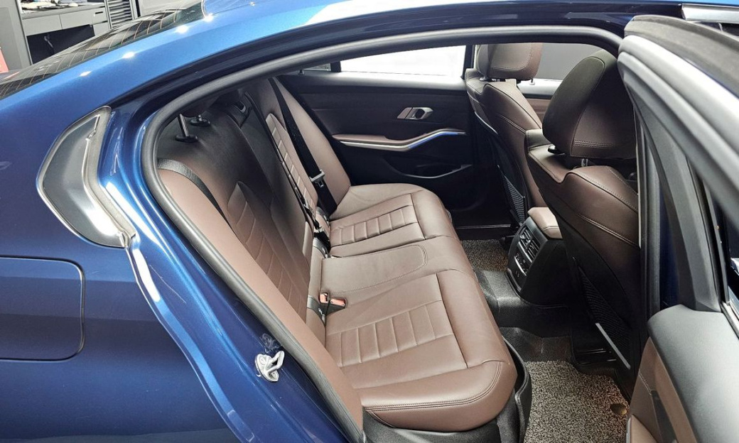 BMW 3-Series 320i Luxury, 2022
