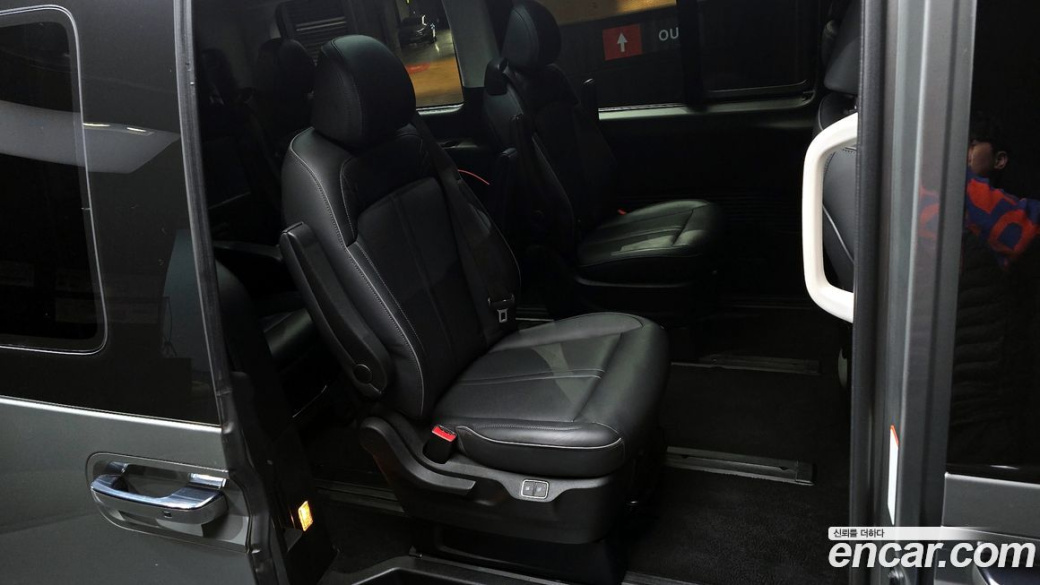 Hyundai Staria 4WD Lounge 9-Seater, 2022