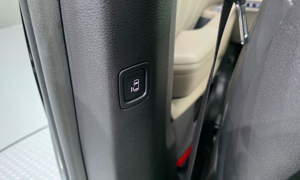 Kia Carnival 7-Seater Gravity, 2024