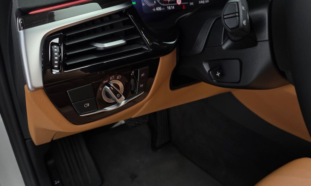 BMW 5-Series 520i Luxury, 2023