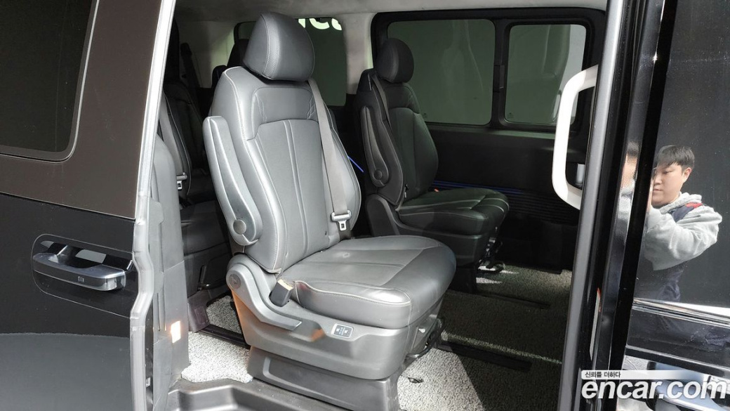 Hyundai Staria 4WD Lounge 9-Seater, 2024