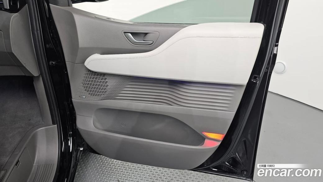 Hyundai Staria 4WD Lounge 7-Seater, 2024