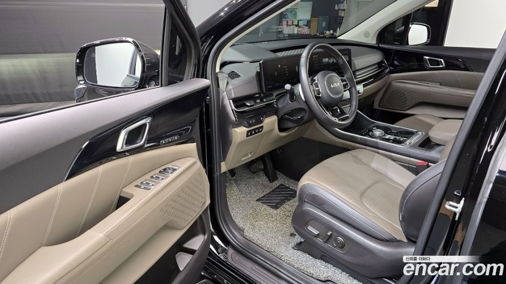 Kia Carnival 9-Seater Gravity, 2024