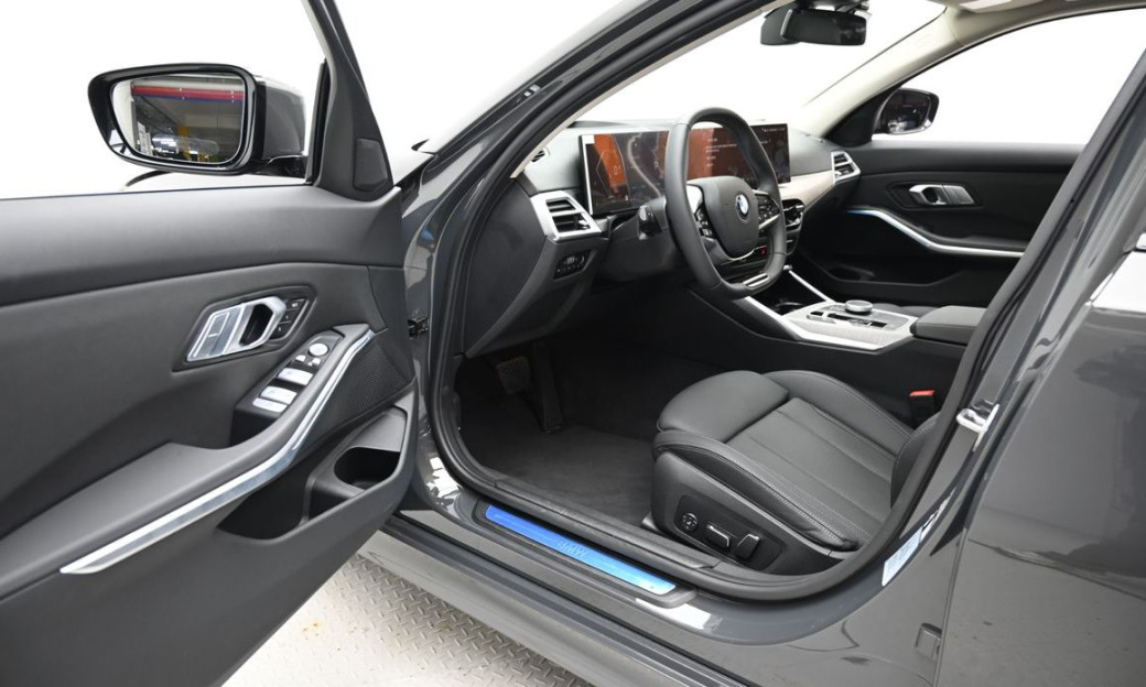 BMW 3-Series 320i, 2025