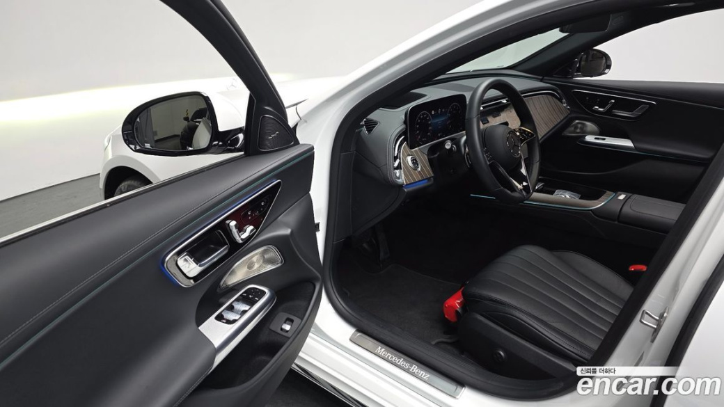 Mercedes-Benz E-Class E300 4MATIC Exclusive, 2025
