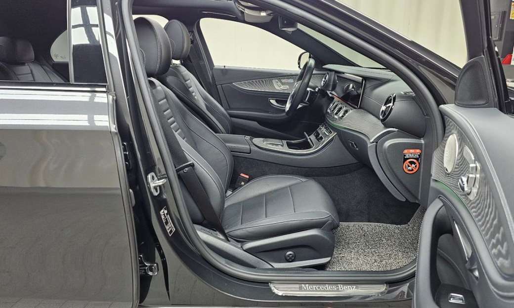 Mercedes-Benz E-Class E350 4MATIC AMG Line, 2023