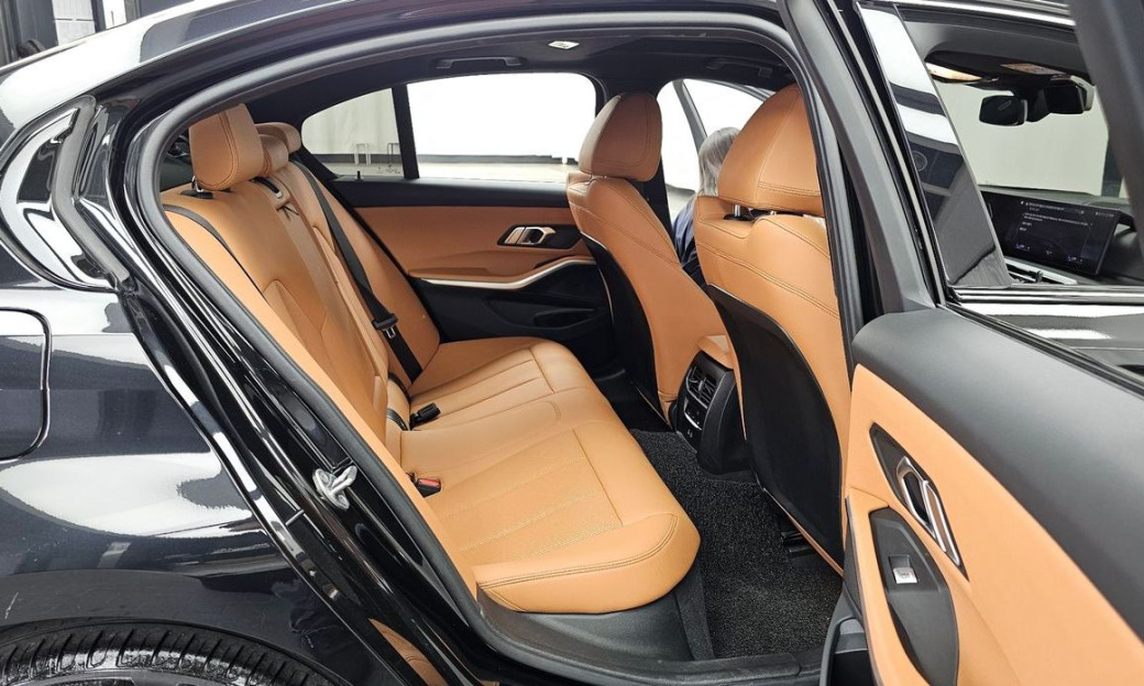 BMW 3-Series 320i, 2024