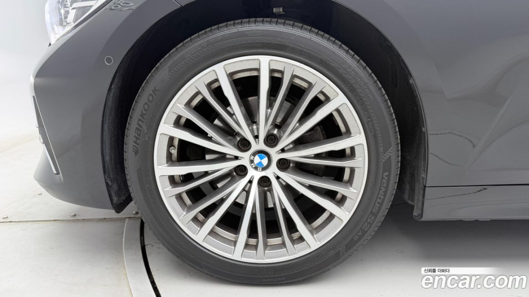 BMW 3-Series 320i Luxury, 2022