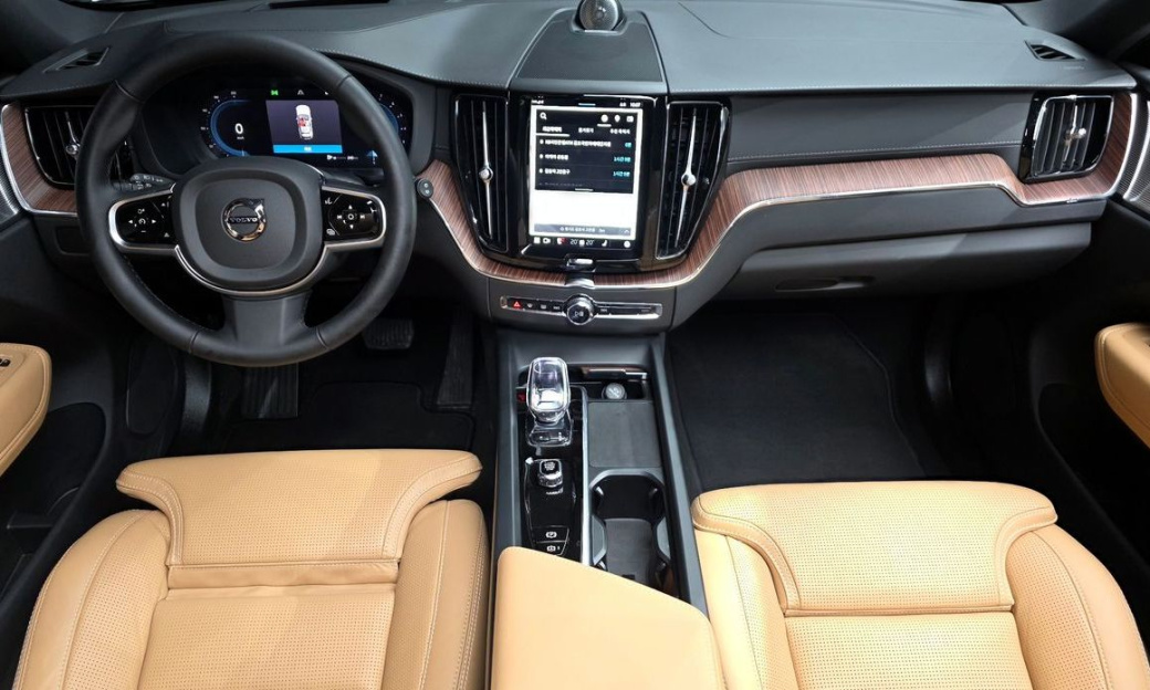 Volvo XC60 B5 Ultra Bright, 2025
