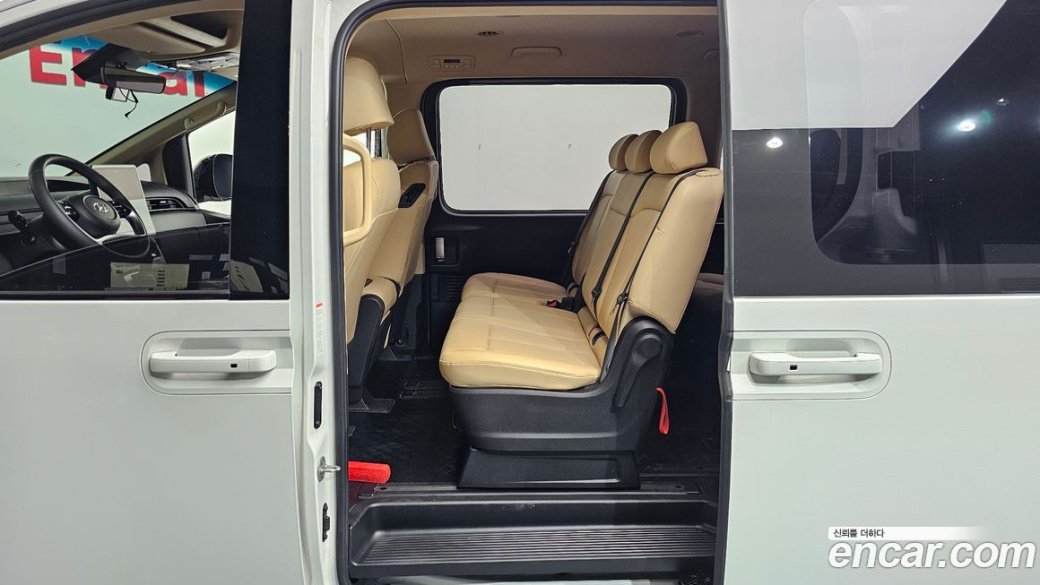 Hyundai Staria Tourer 11-Seater, 2023