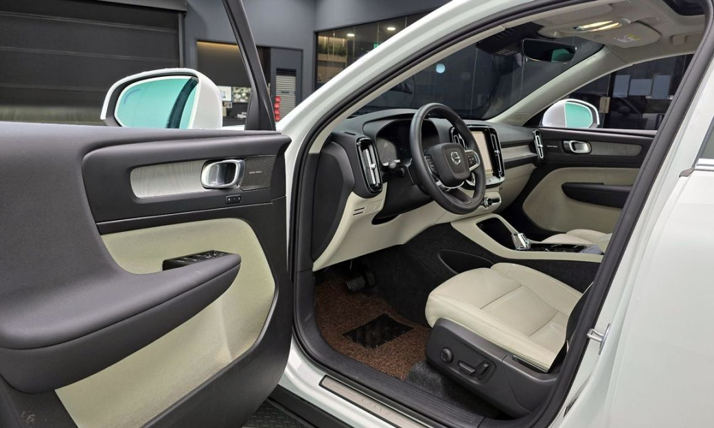 Volvo XC40 B4 Ultra Bright, 2025