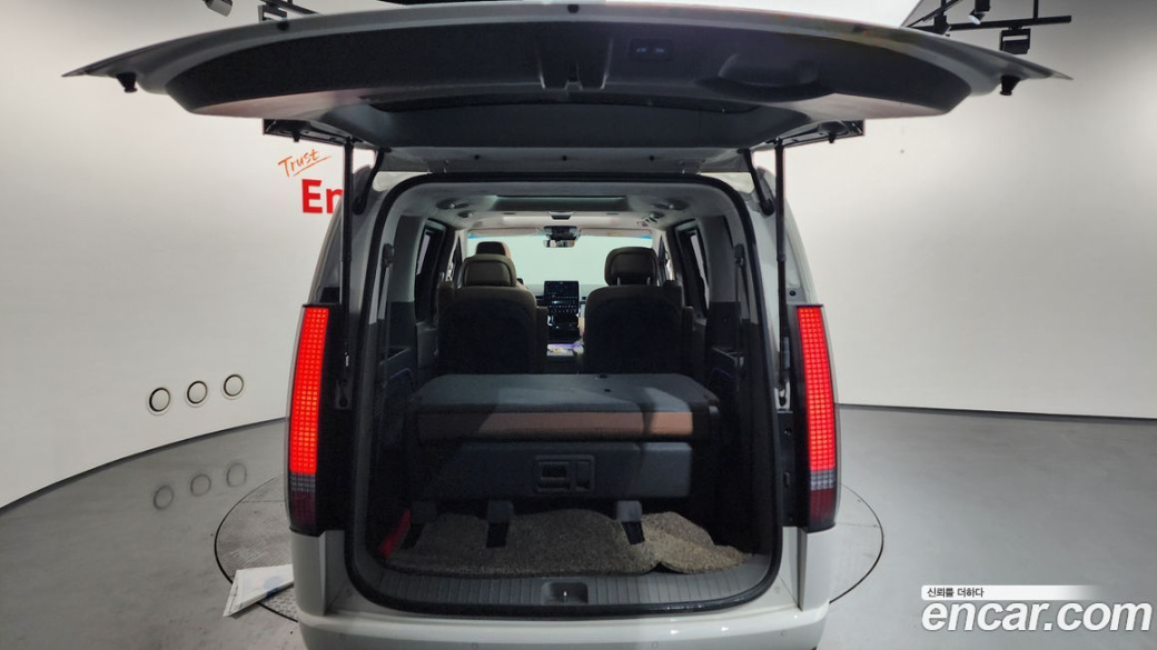 Hyundai Staria 4WD Lounge 7-Seater, 2022