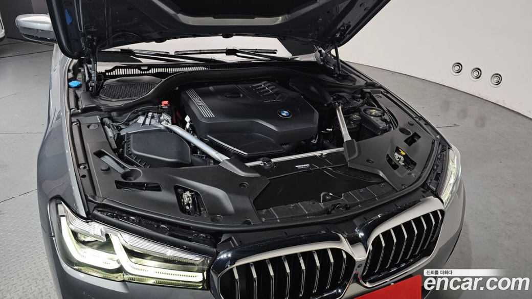 BMW 5-Series 520i Luxury, 2023