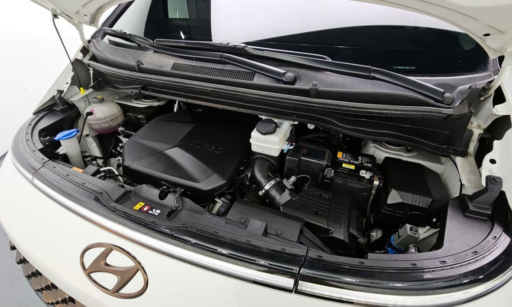 Hyundai Staria Lounge 9-Seater, 2024