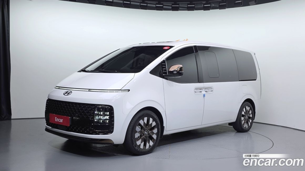 Hyundai Staria 4WD Lounge 7-Seater, 2024